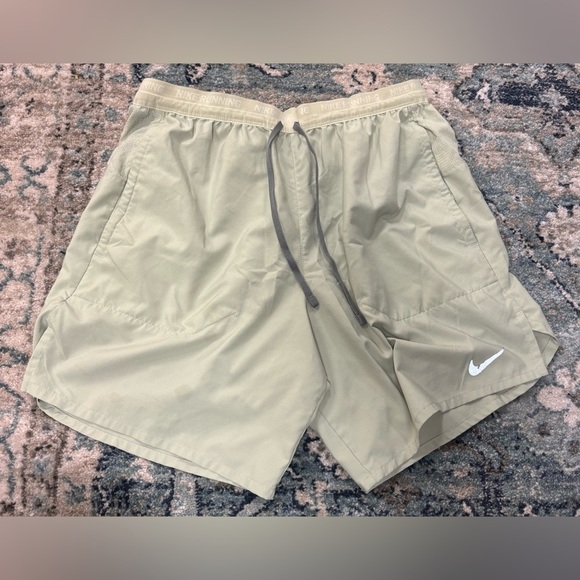 Men’s Nike green shorts - Picture 1 of 7